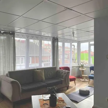 Апартаменты 2-bedroom Rooftop Flat Between Kadikoy & Uskudar Стамбул